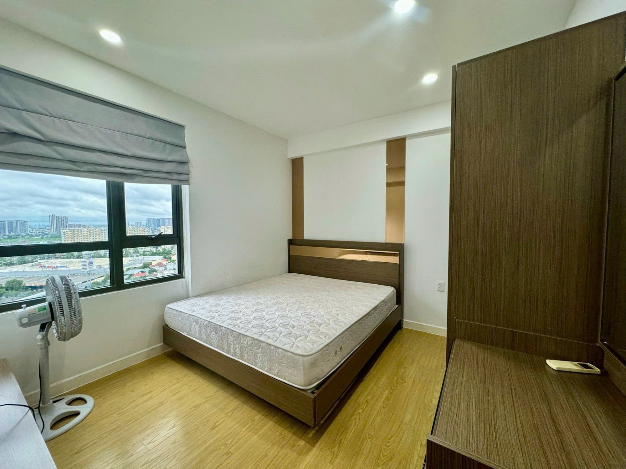 Hinh-2 Bedrooms Corner Unit Masteri Thao Dien Apartment For Rent