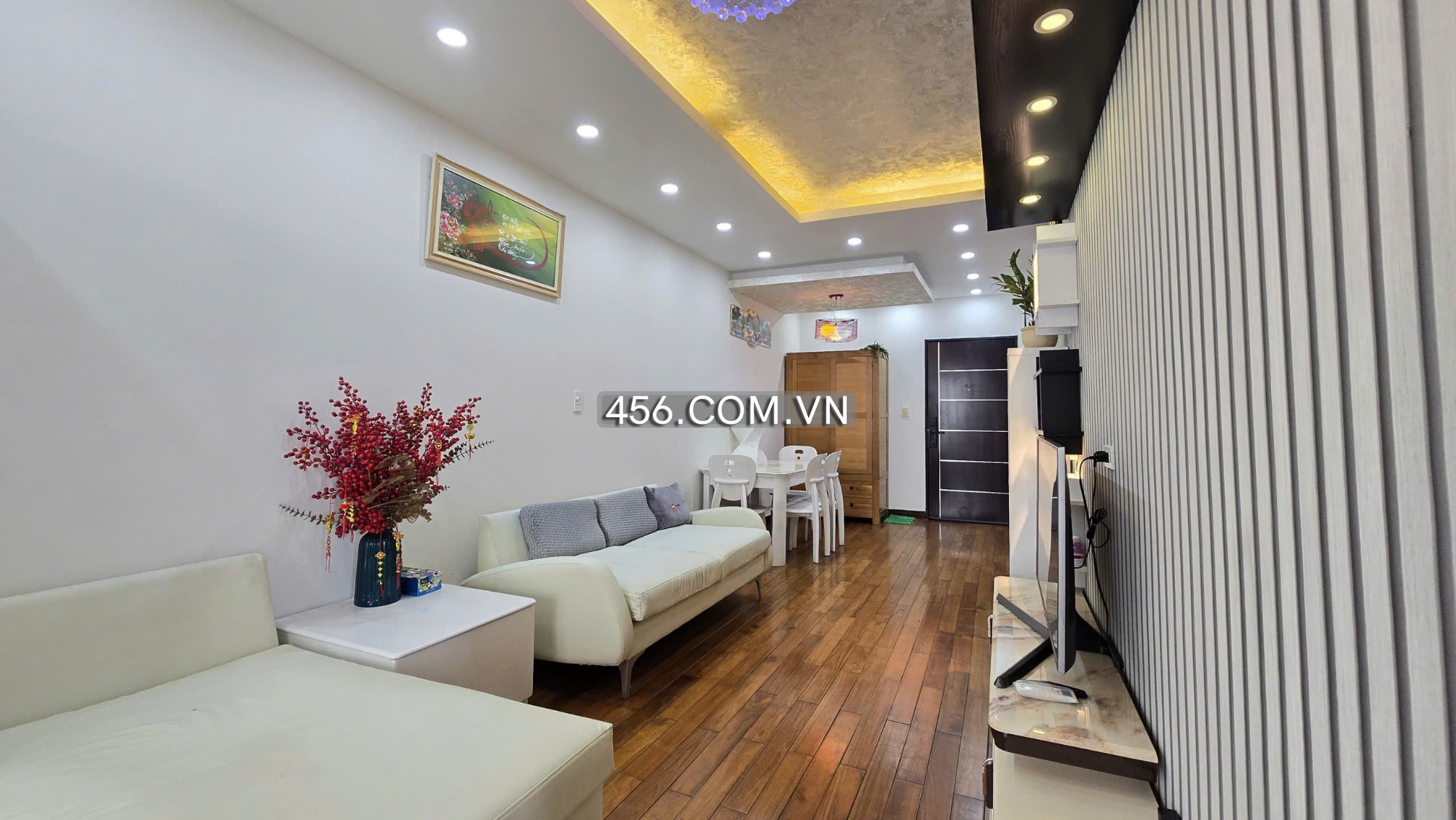 Hinh-7군 스카이 가든에 위치한 아파트 임대, 방 2개, 작은 발코니 포함.