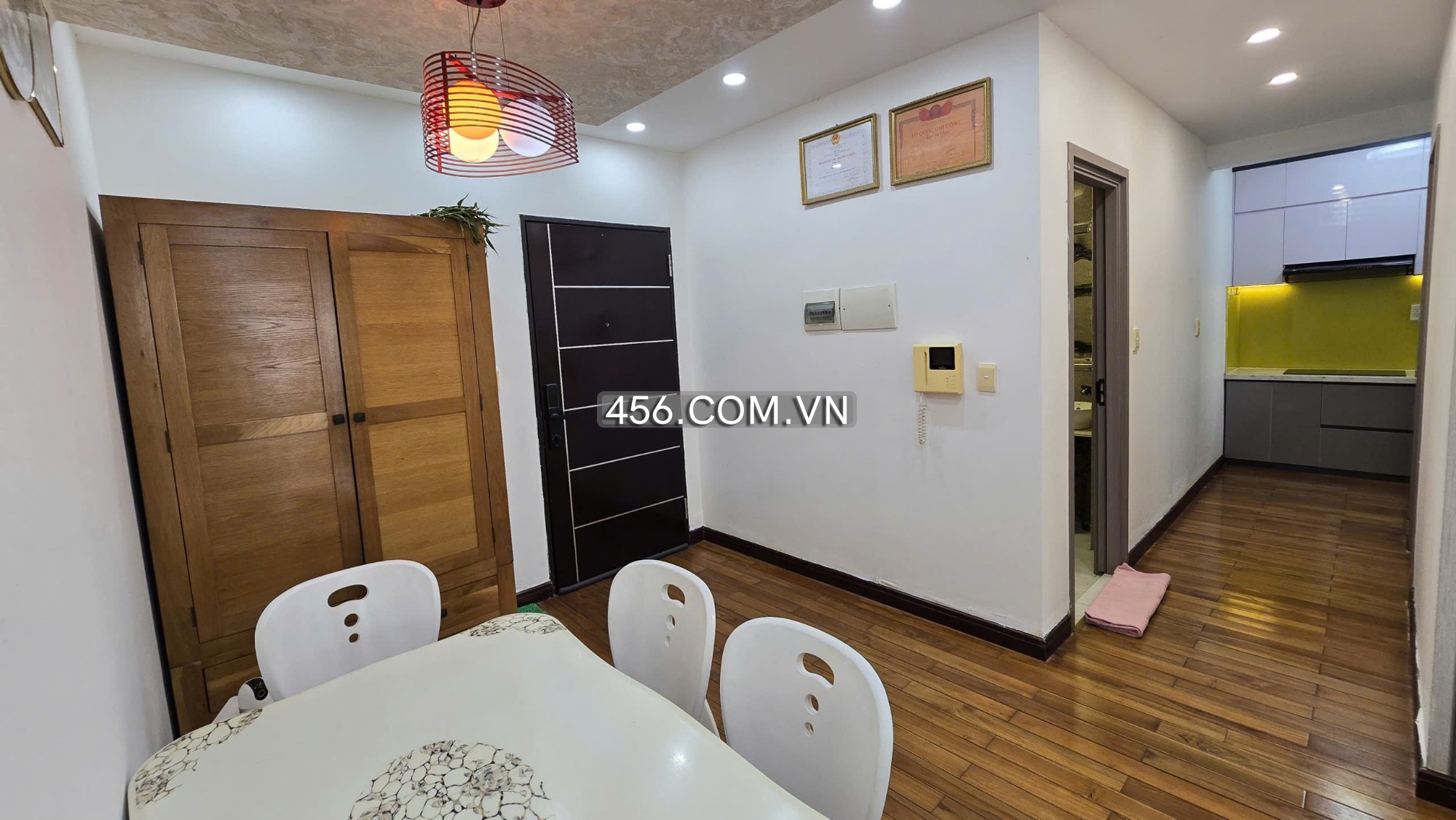 Hinh-7군 스카이 가든에 위치한 아파트 임대, 방 2개, 작은 발코니 포함.