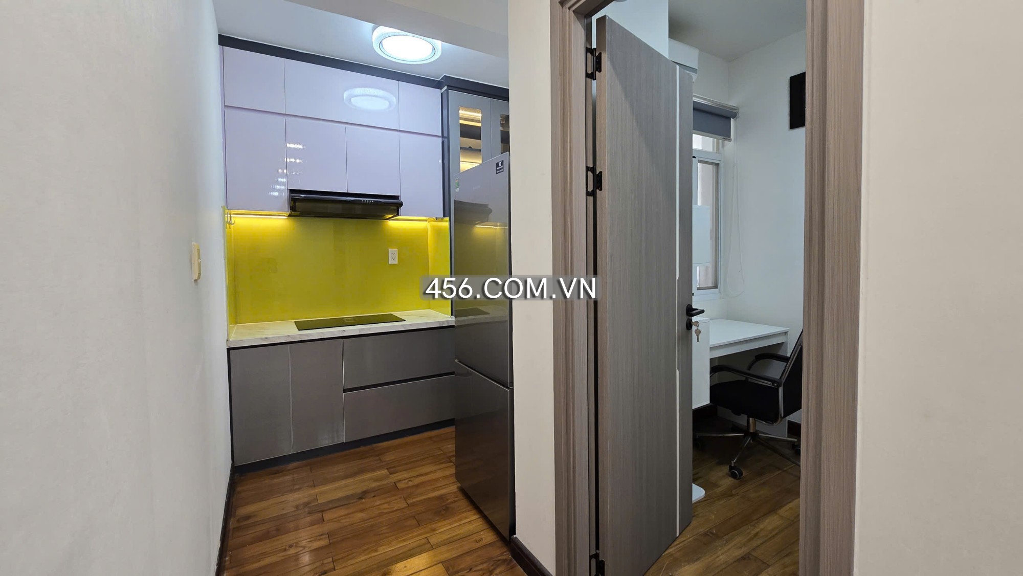 Hinh-7군 스카이 가든에 위치한 아파트 임대, 방 2개, 작은 발코니 포함.