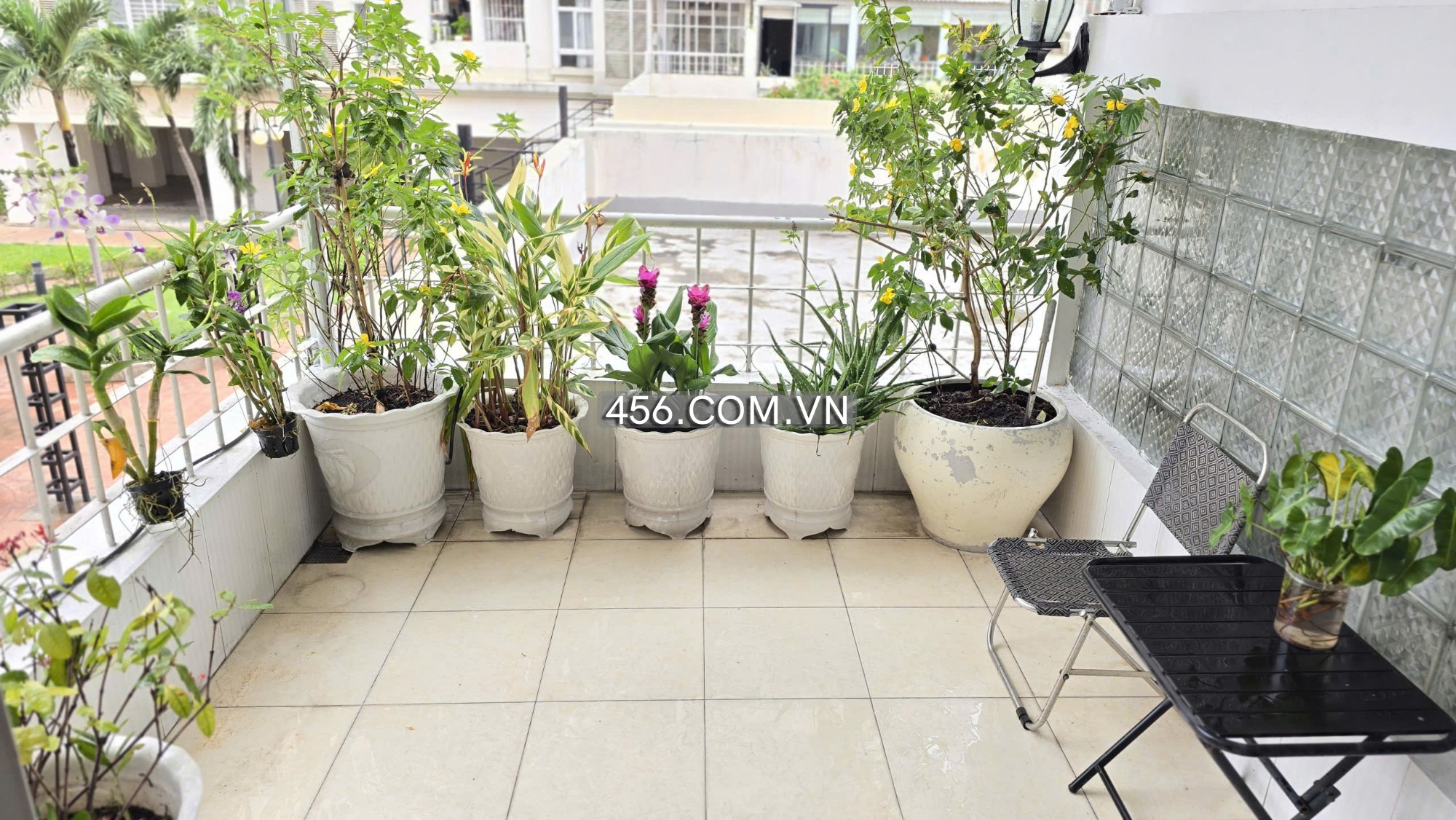 Hinh-7군 스카이 가든에 위치한 아파트 임대, 방 2개, 작은 발코니 포함.