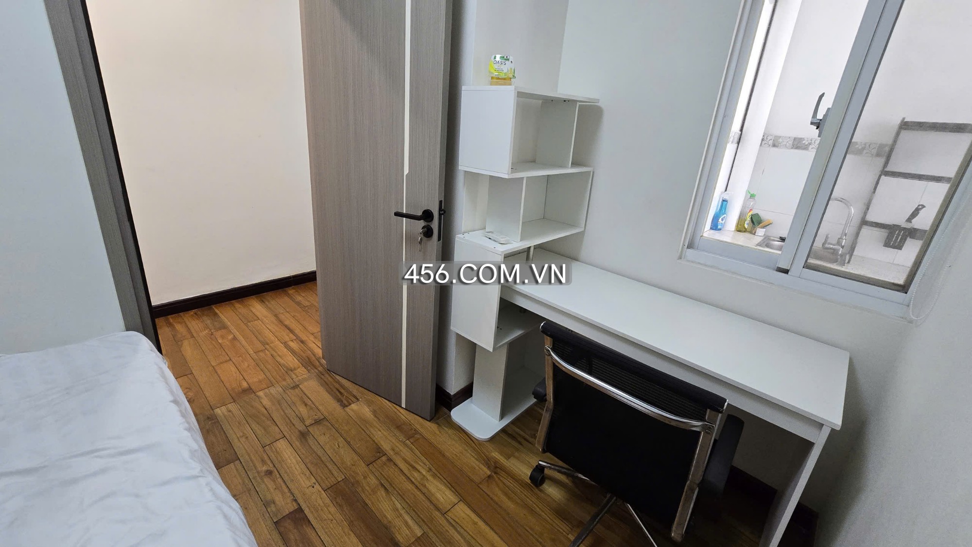 Hinh-7군 스카이 가든에 위치한 아파트 임대, 방 2개, 작은 발코니 포함.