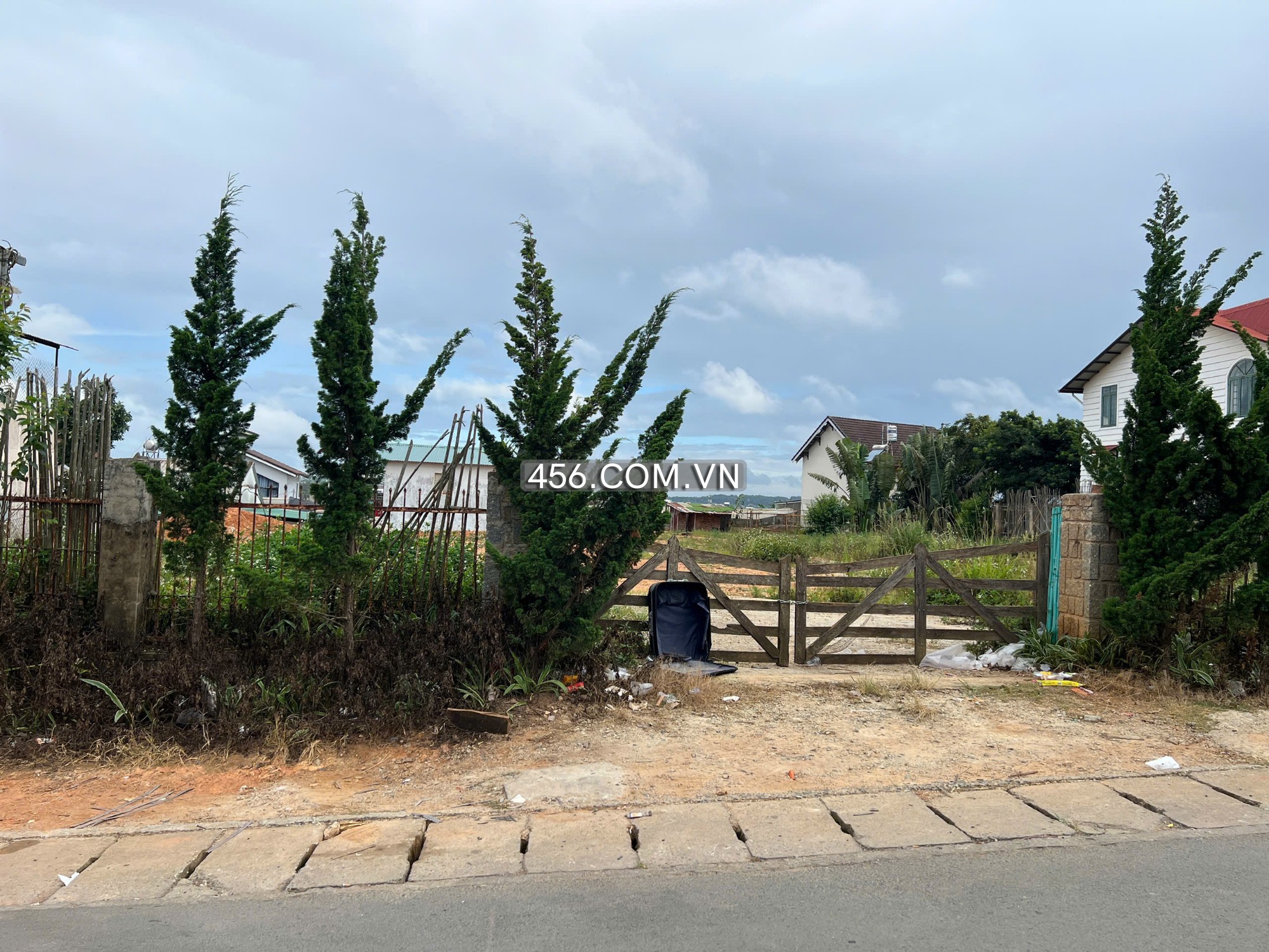 Cho thuê mặt bằng đất mặt tiền đường Vạn Hạnh...