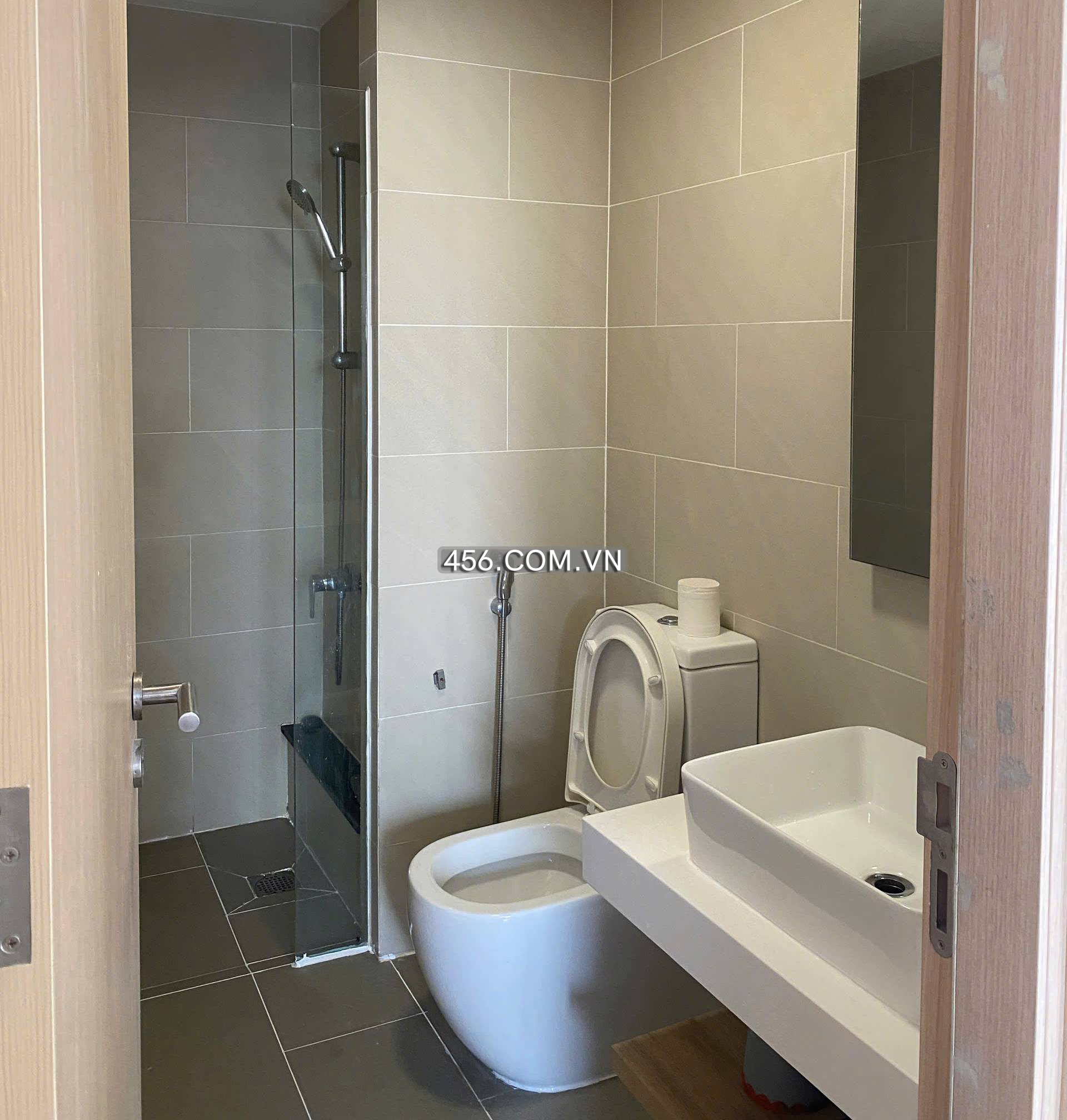 Hinh-2-bedroom apartment for rent in Palm Heights, Tower 3, high floor, modern interior.