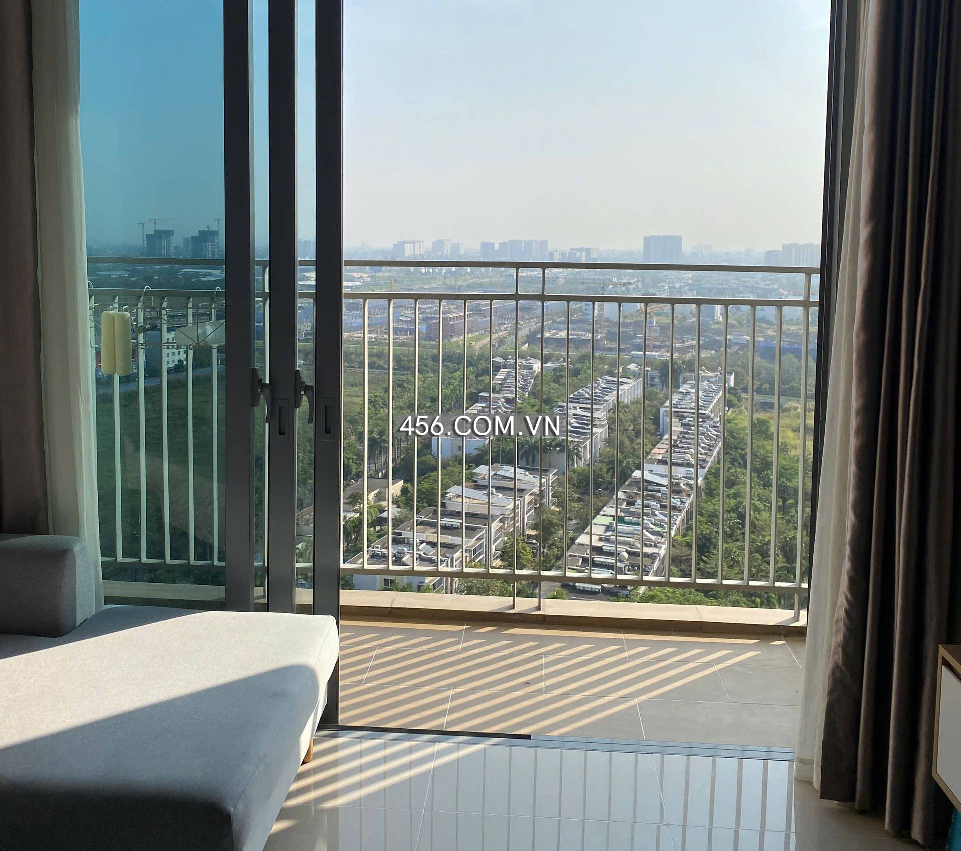 Hinh-2-bedroom apartment for rent in Palm Heights, Tower 3, high floor, modern interior.