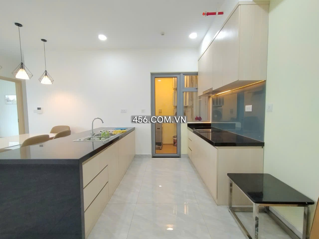 Hinh-Palm Heights apartment for rent: Spacious 3-bedroom apartment, 105m².