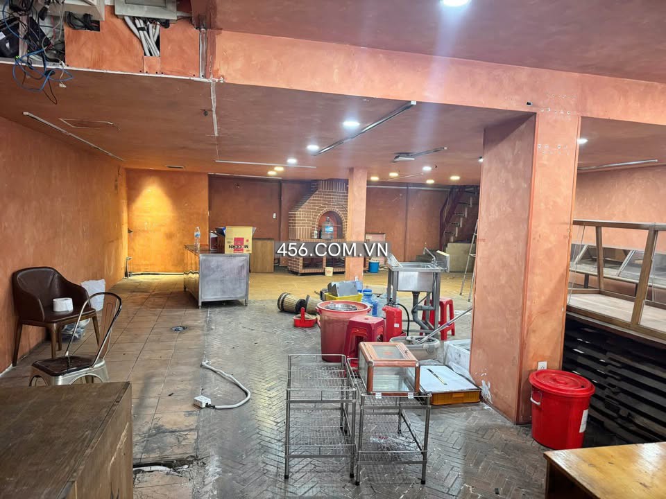 Cho thuê mặt bằng lớn đường Nguyễn Văn Cừ...